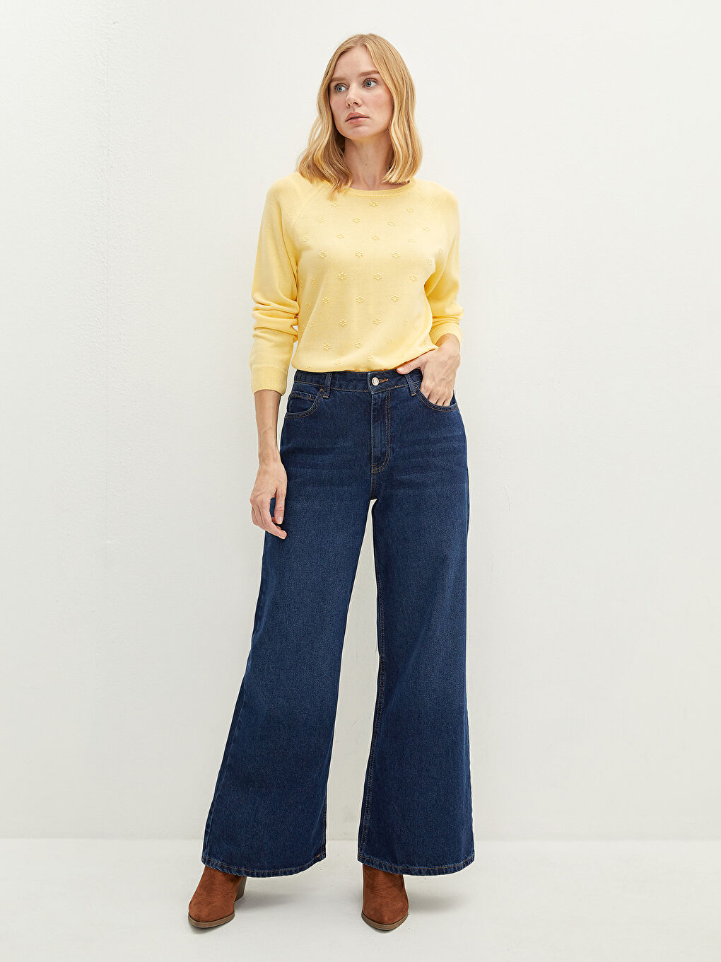 Crew Neck Embroidered Women's Knitwear Sweater-4