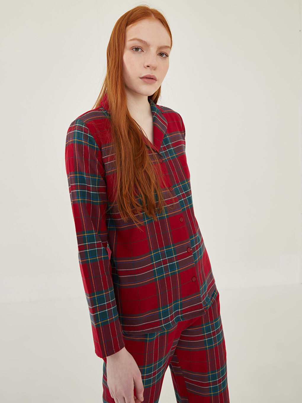 Комплект пижами с яка и каре за жени-2