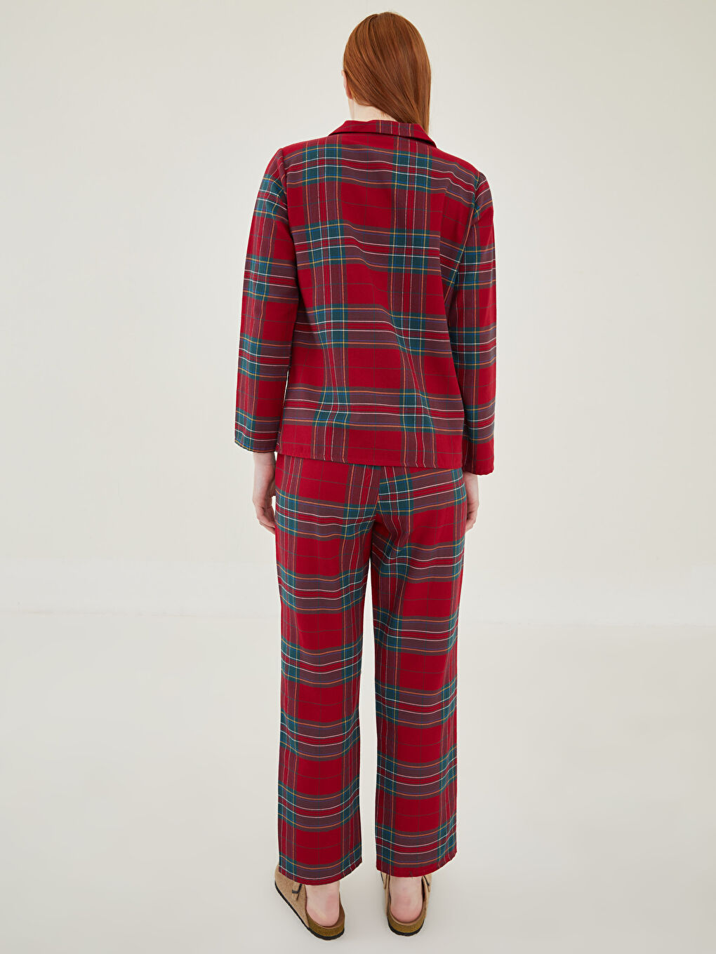 Комплект пижами с яка и каре за жени-4