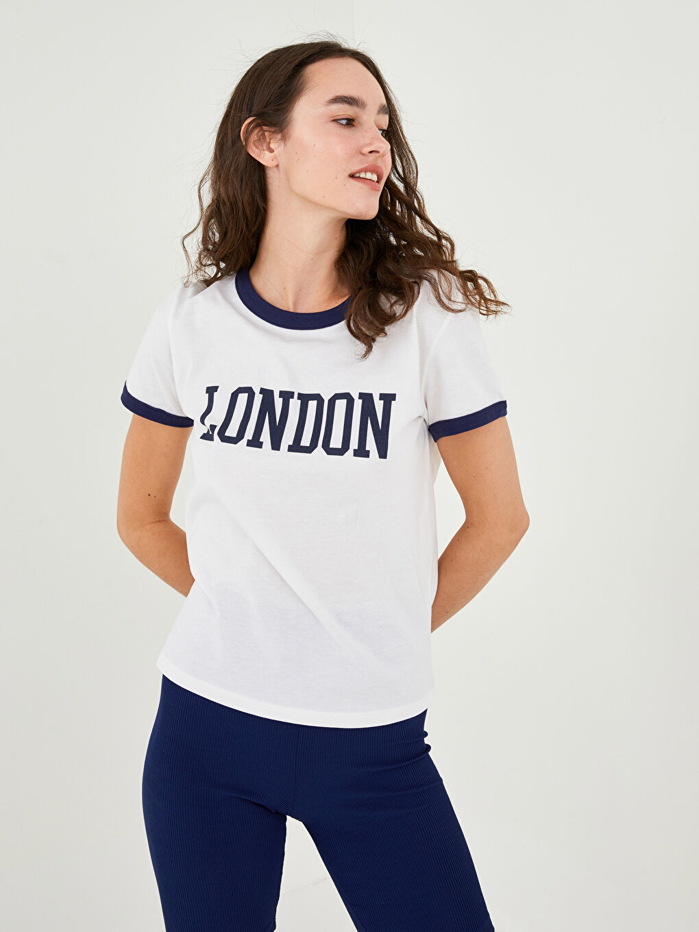 Ekru Bisiklet Yaka Baskılı Kısa Kollu Pamuklu Kadın Tişört-7