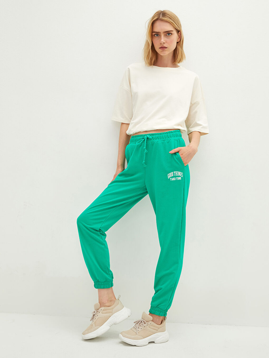 بنطلون رياضي بخصر مطاطي ومطبوع بتفاصيل جيب للسيدات-1