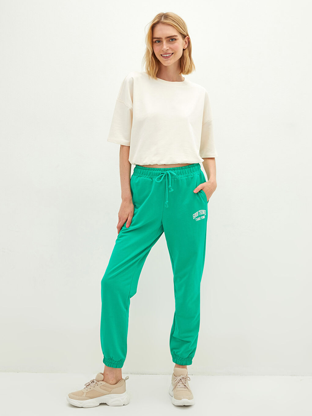 بنطلون رياضي بخصر مطاطي ومطبوع بتفاصيل جيب للسيدات-3