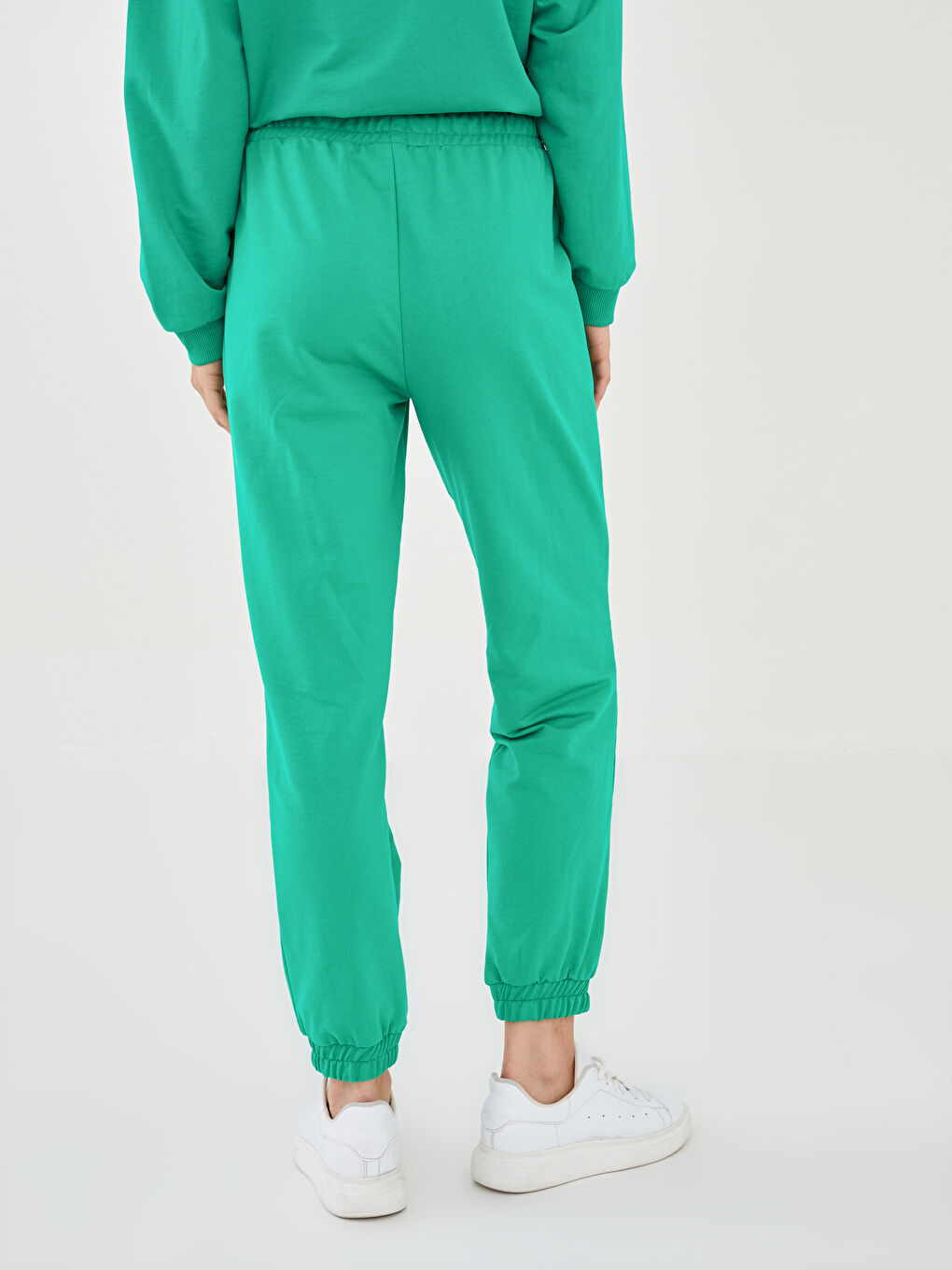 بنطلون رياضي بخصر مطاطي ومطبوع بتفاصيل جيب للسيدات-10