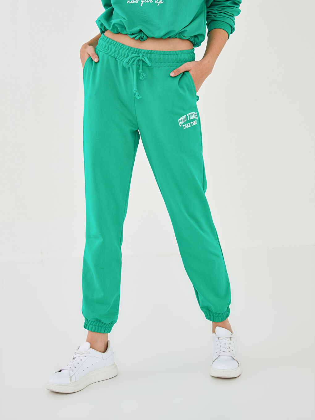 بنطلون رياضي بخصر مطاطي ومطبوع بتفاصيل جيب للسيدات-8