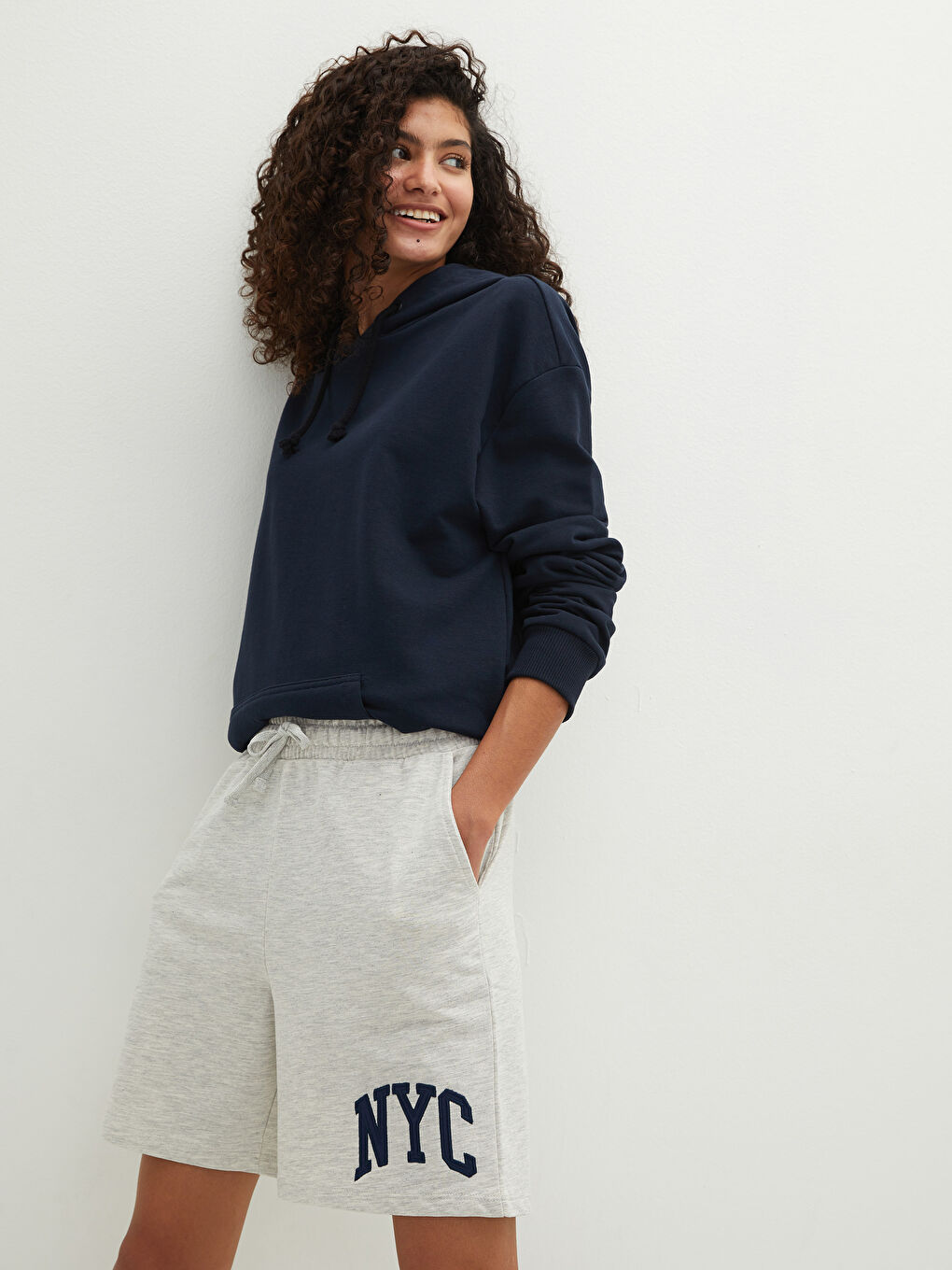 شورت برمودا للسيدات بخصر مرن وتفاصيل جيب مطبوع-1