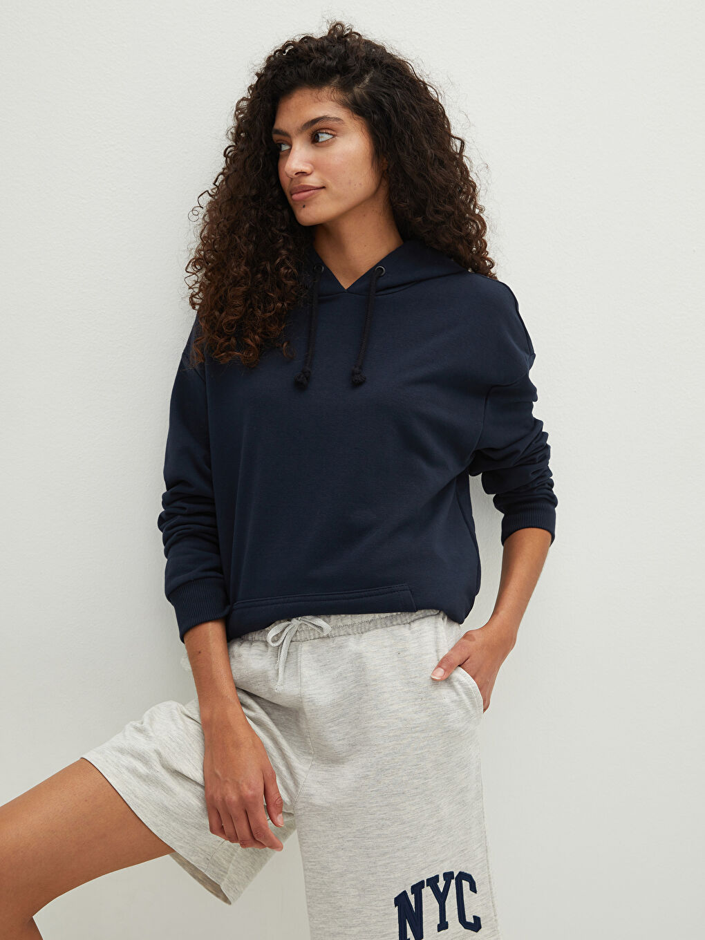 شورت برمودا للسيدات بخصر مرن وتفاصيل جيب مطبوع-3