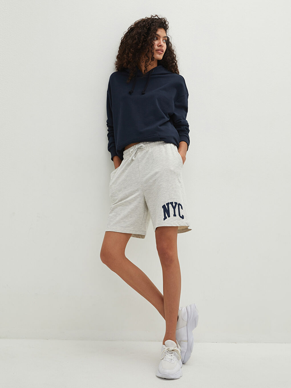 شورت برمودا للسيدات بخصر مرن وتفاصيل جيب مطبوع-5