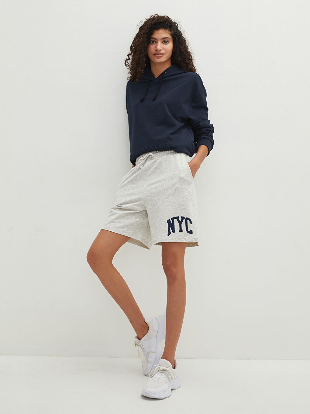 شورت برمودا للسيدات بخصر مرن وتفاصيل جيب مطبوع-7