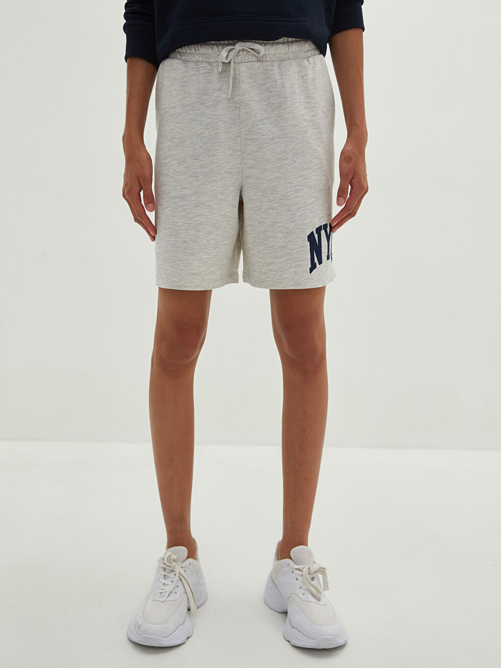 شورت برمودا للسيدات بخصر مرن وتفاصيل جيب مطبوع-9