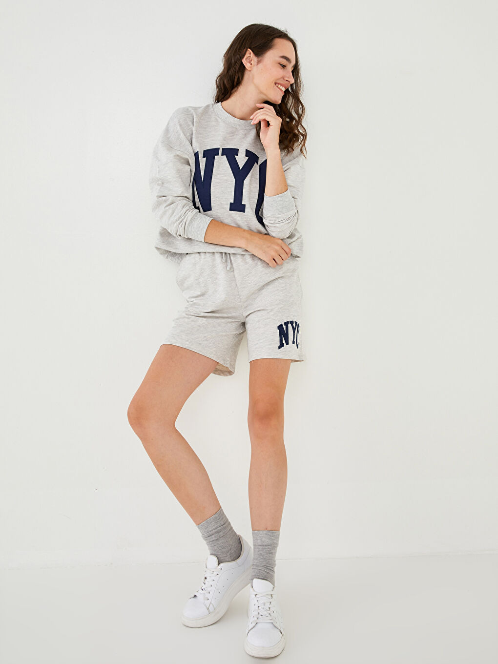 شورت برمودا للسيدات بخصر مرن وتفاصيل جيب مطبوع-2