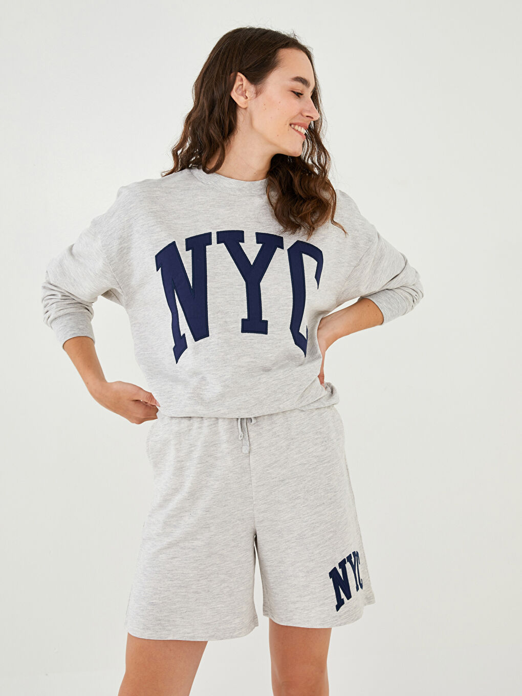 شورت برمودا للسيدات بخصر مرن وتفاصيل جيب مطبوع-6