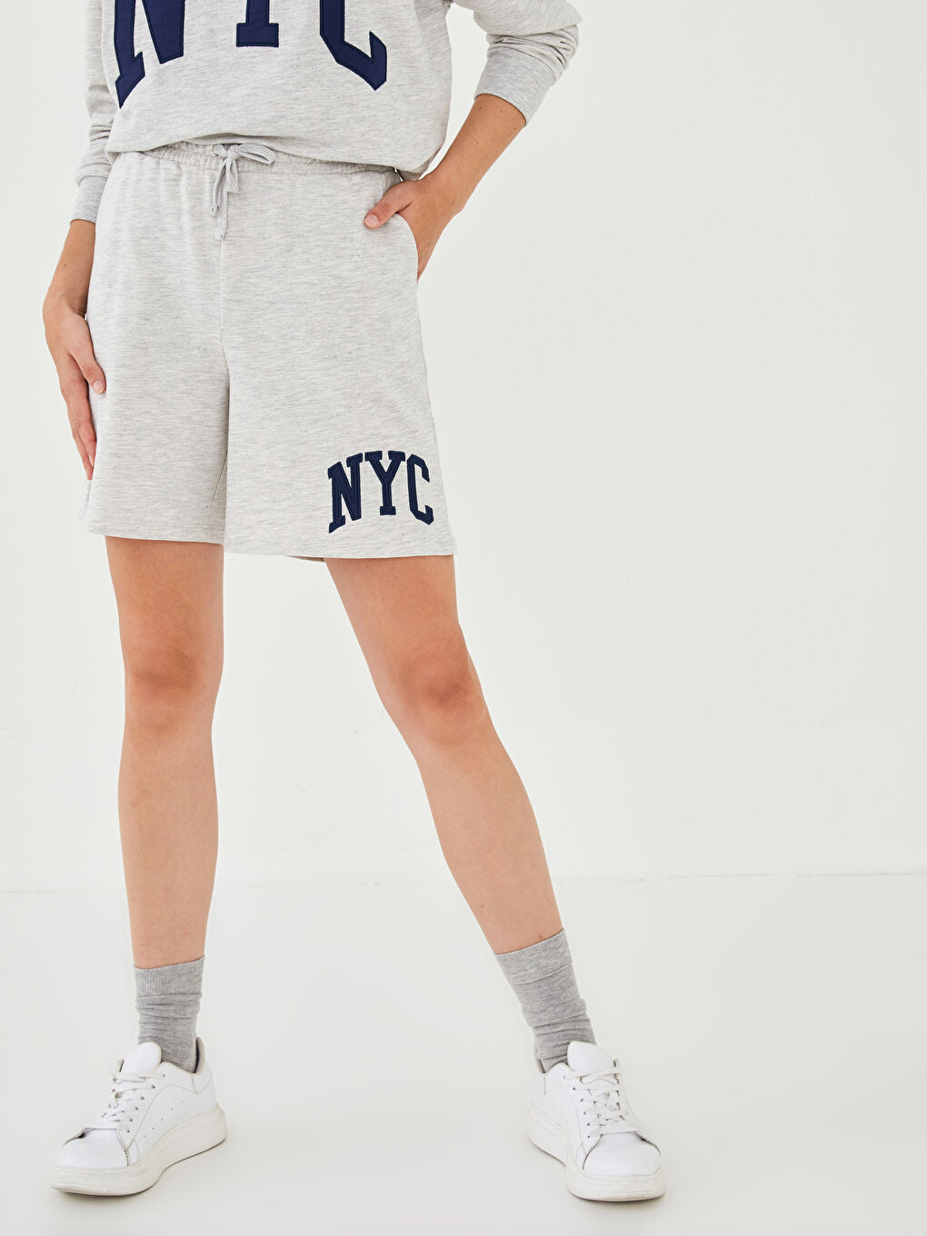 شورت برمودا للسيدات بخصر مرن وتفاصيل جيب مطبوع-8