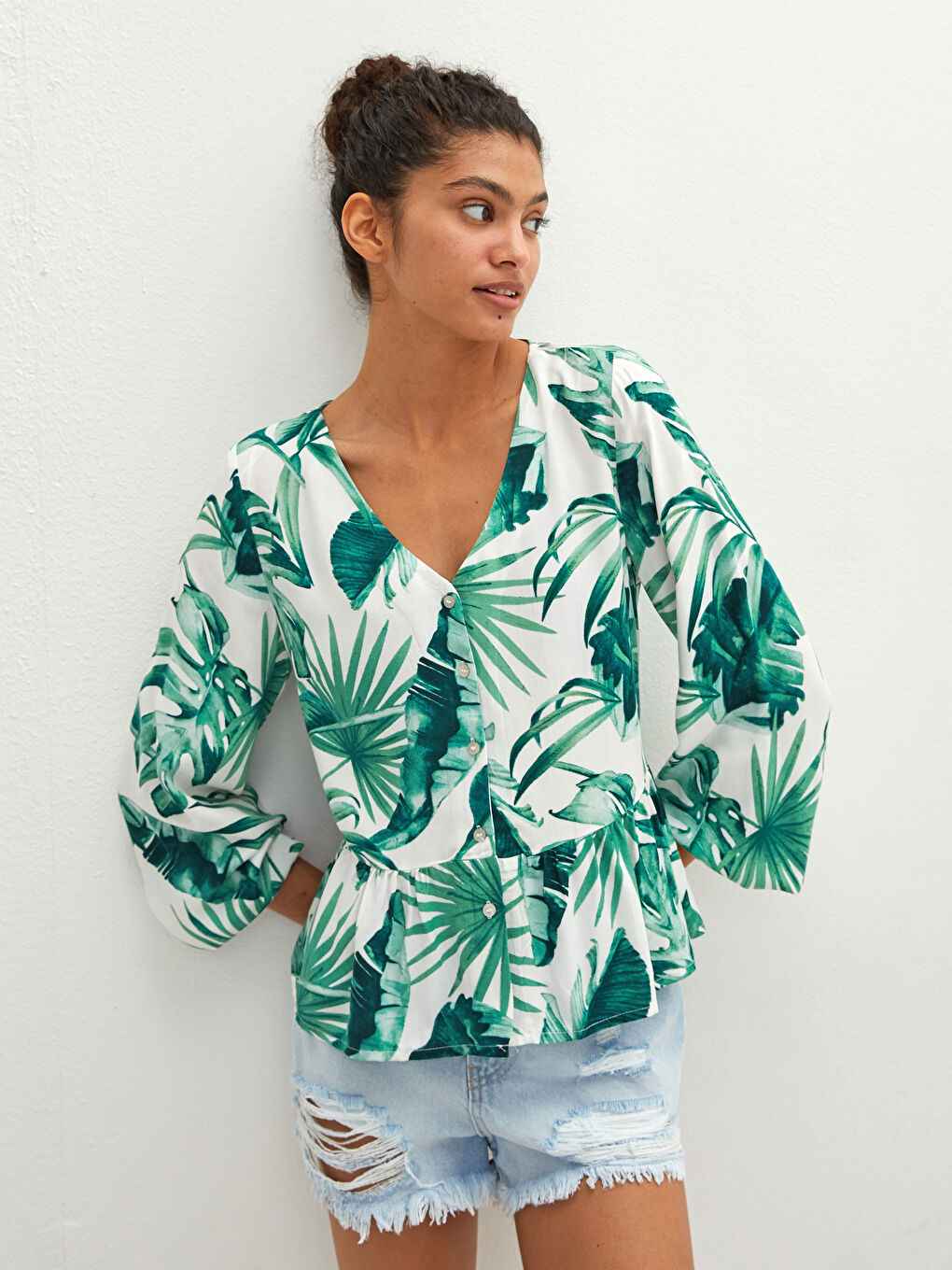 Yeşil V Yaka Desenli Önden Düğmeli Poplin Kadın Bluz-1