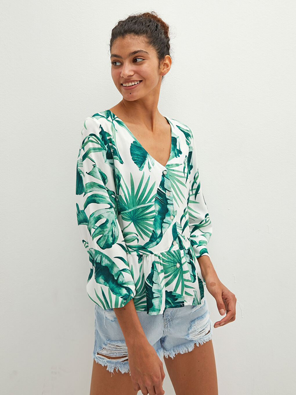 Yeşil V Yaka Desenli Önden Düğmeli Poplin Kadın Bluz-3