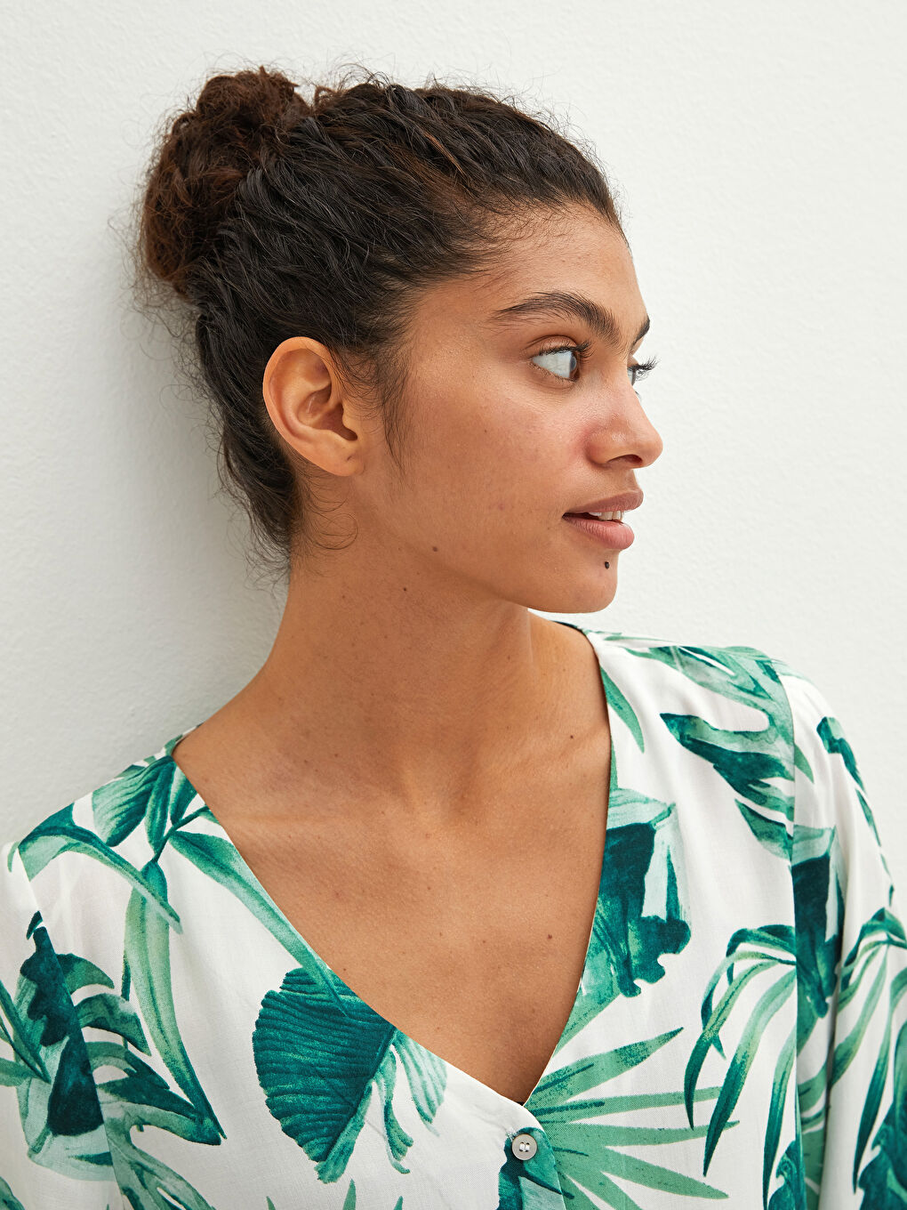 Yeşil V Yaka Desenli Önden Düğmeli Poplin Kadın Bluz-5