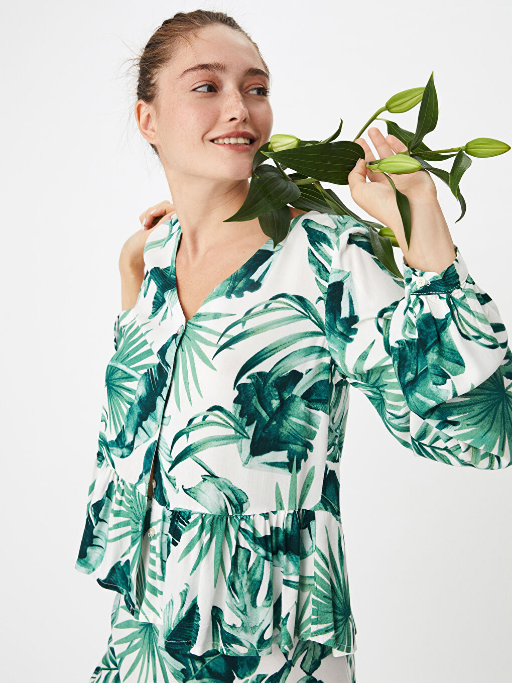 Yeşil V Yaka Desenli Önden Düğmeli Poplin Kadın Bluz-2