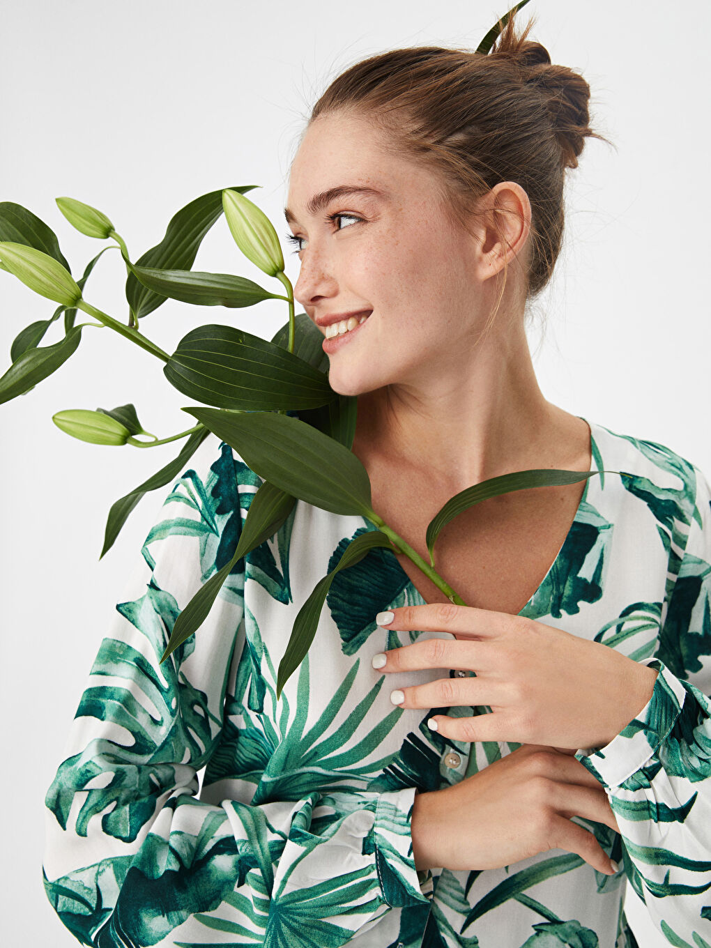 Yeşil V Yaka Desenli Önden Düğmeli Poplin Kadın Bluz-6