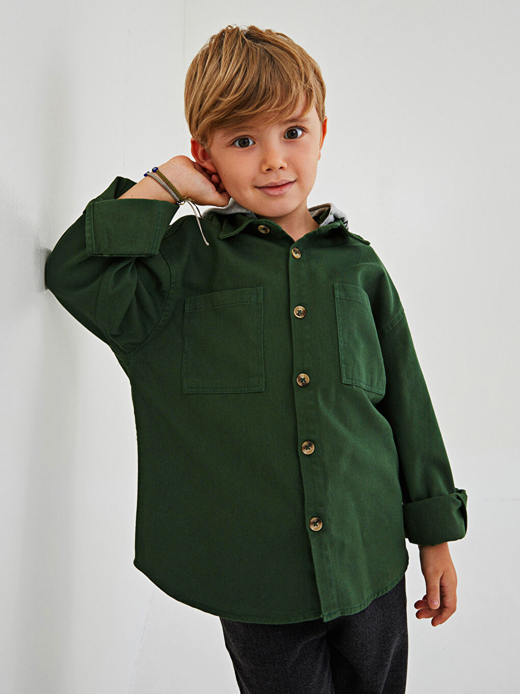 LCW Kids Bedrucktes Langarm-Gabardine-Hemd für Jungen mit Kapuze -W1BK21Z4-HCY