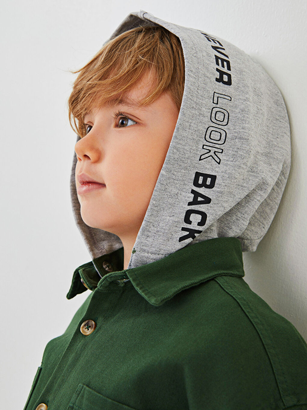 LCW Kids Bedrucktes Langarm-Gabardine-Hemd für Jungen mit Kapuze -W1BK21Z4-HCY