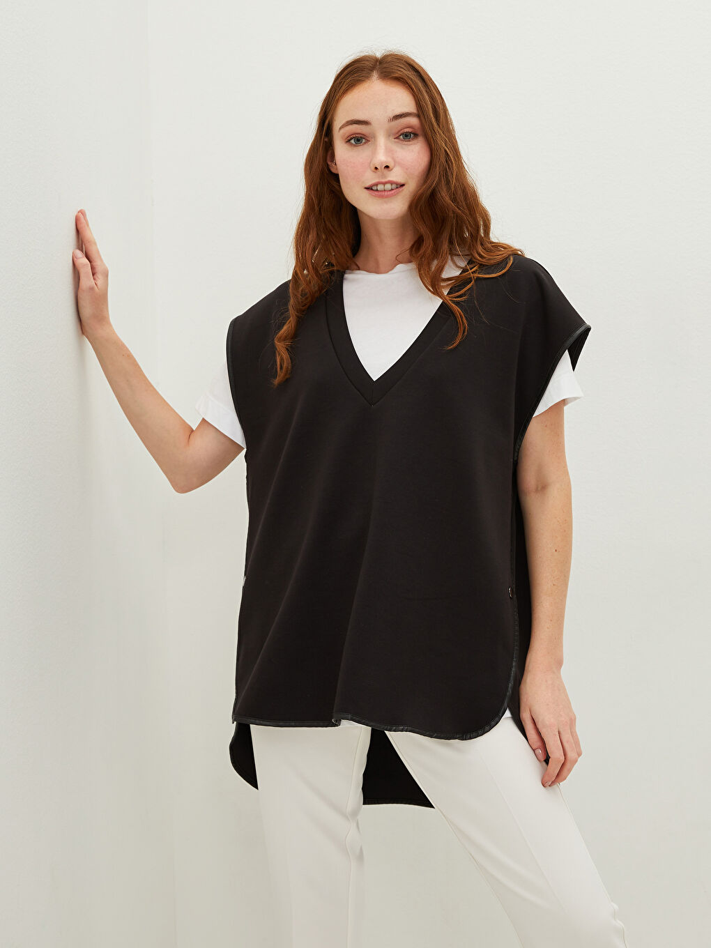 Женская футболка без рукавов с V-образным вырезом прямого кроя-5