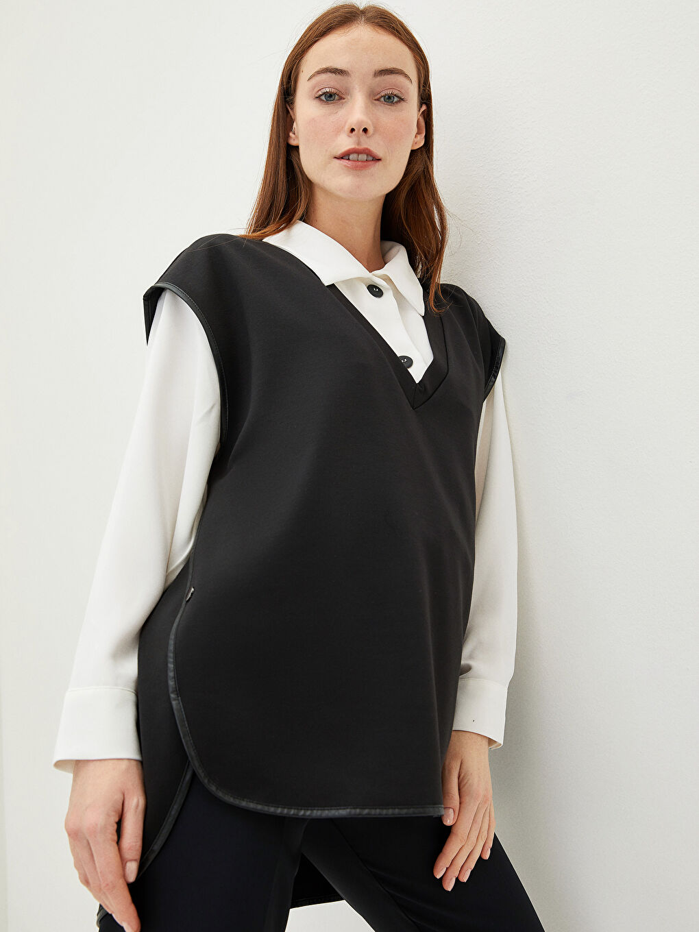 Женская футболка без рукавов с V-образным вырезом прямого кроя