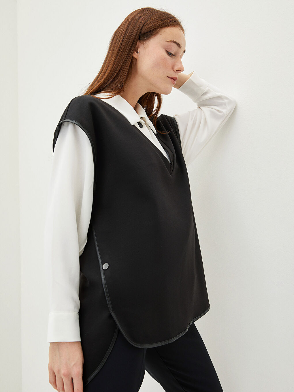 Женская футболка без рукавов с V-образным вырезом прямого кроя-2