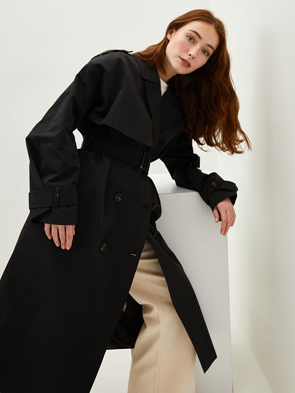 معطف ترنش للسيدات بياقة جاكيت مستقيمة وكم طويل وحزام عند الخصر