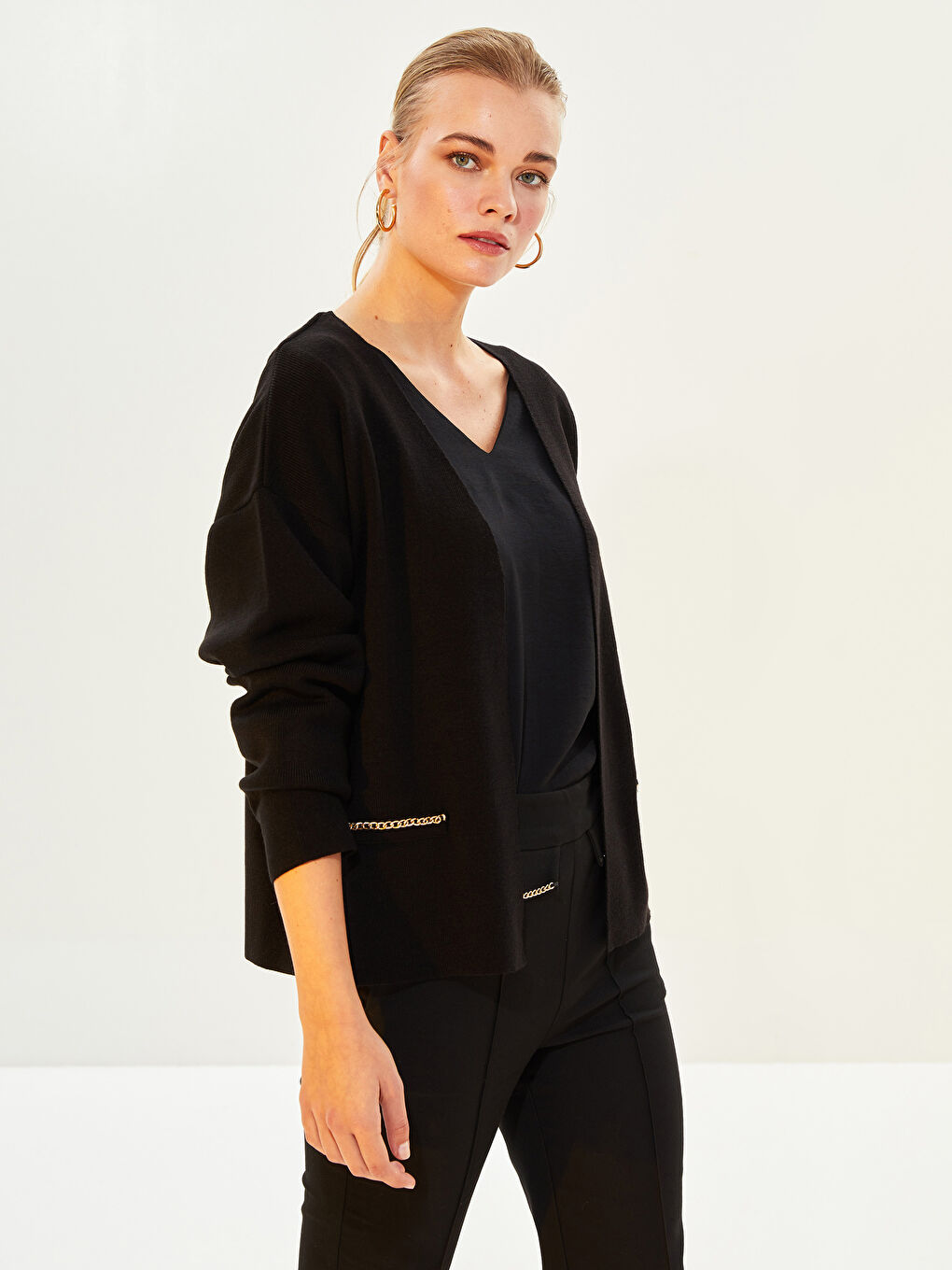 Siyah V Yaka Zincir Detaylı Uzun Kollu Kadın Triko Hırka