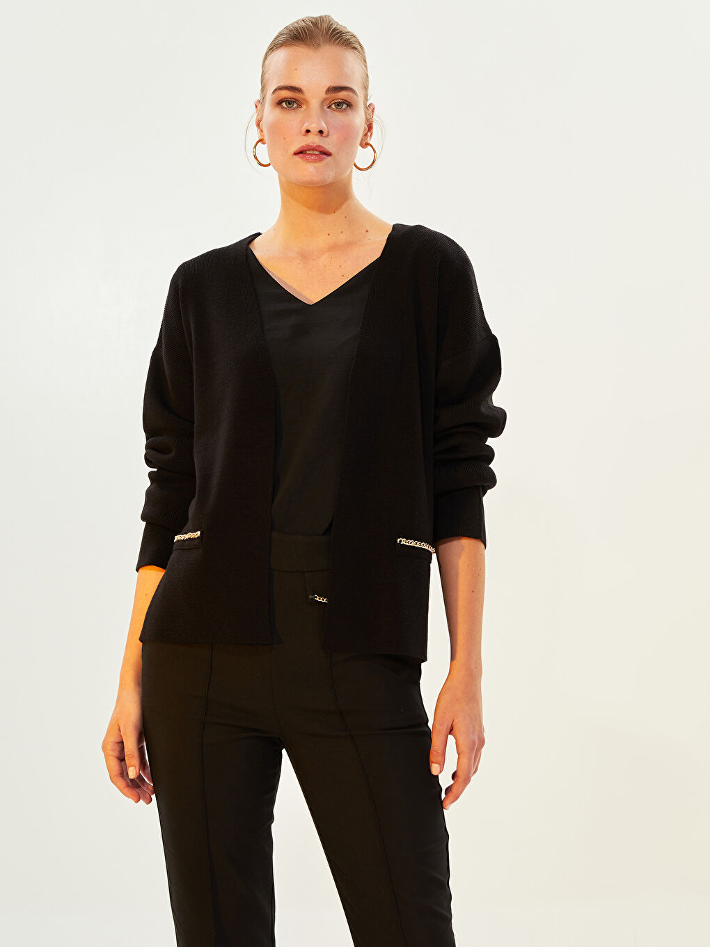 Siyah V Yaka Zincir Detaylı Uzun Kollu Kadın Triko Hırka-1