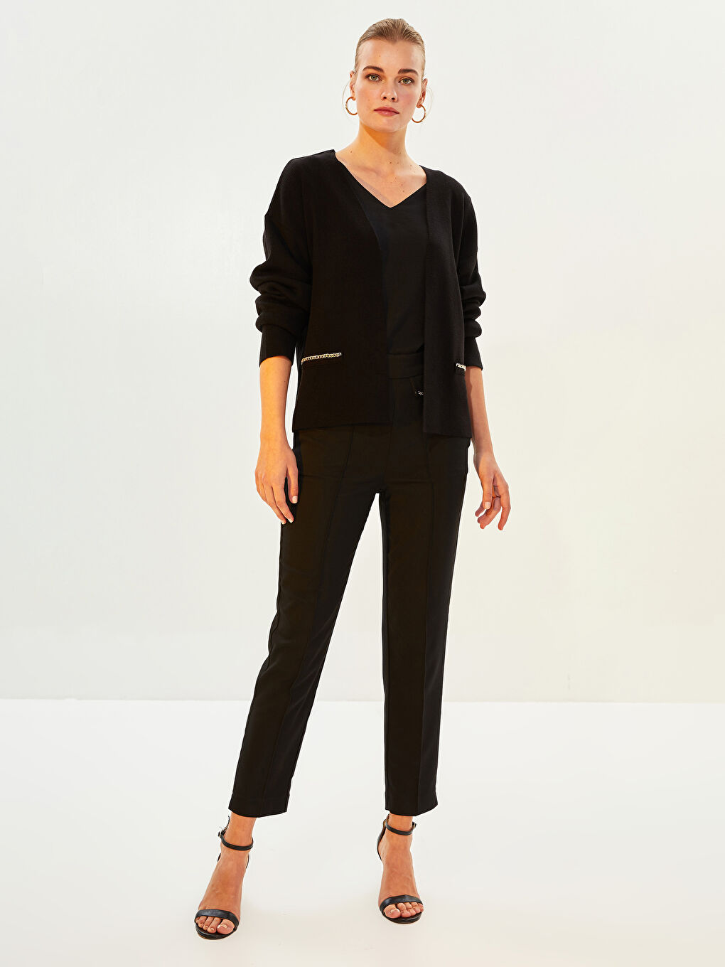 Siyah V Yaka Zincir Detaylı Uzun Kollu Kadın Triko Hırka-2