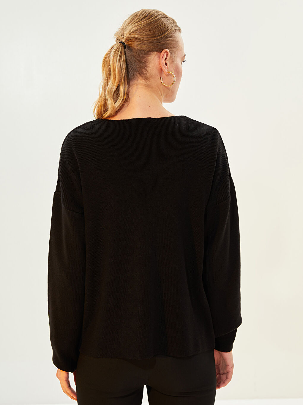 Siyah V Yaka Zincir Detaylı Uzun Kollu Kadın Triko Hırka-4