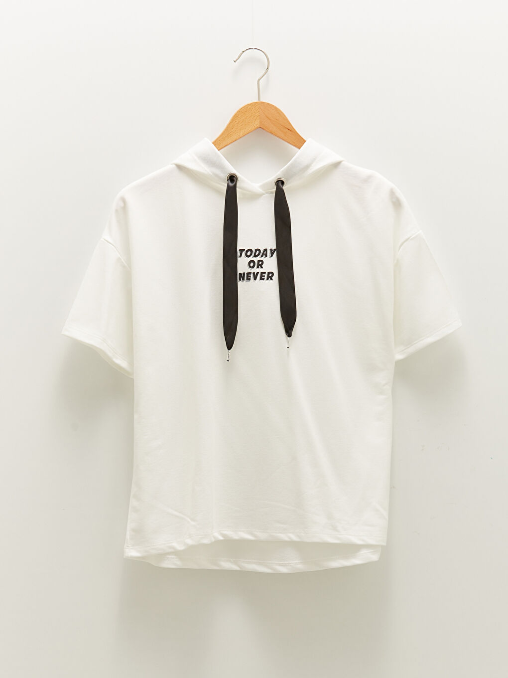 Beyaz Kapüşon Yaka Baskılı Kısa Kollu Kadın Sweatshirt-5