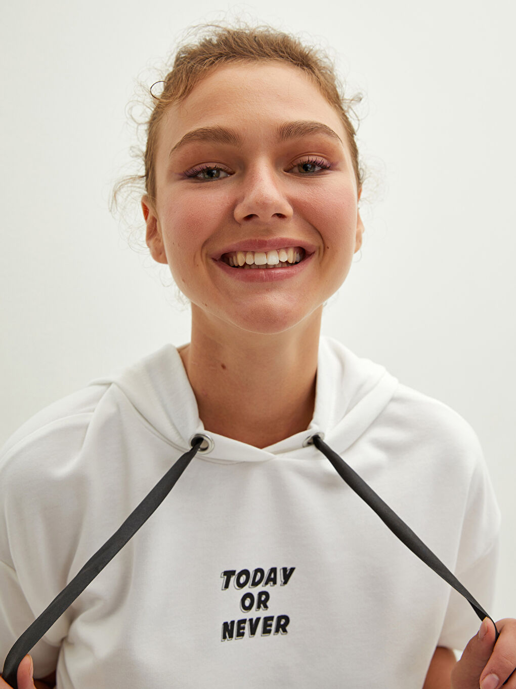 Beyaz Kapüşon Yaka Baskılı Kısa Kollu Kadın Sweatshirt-2