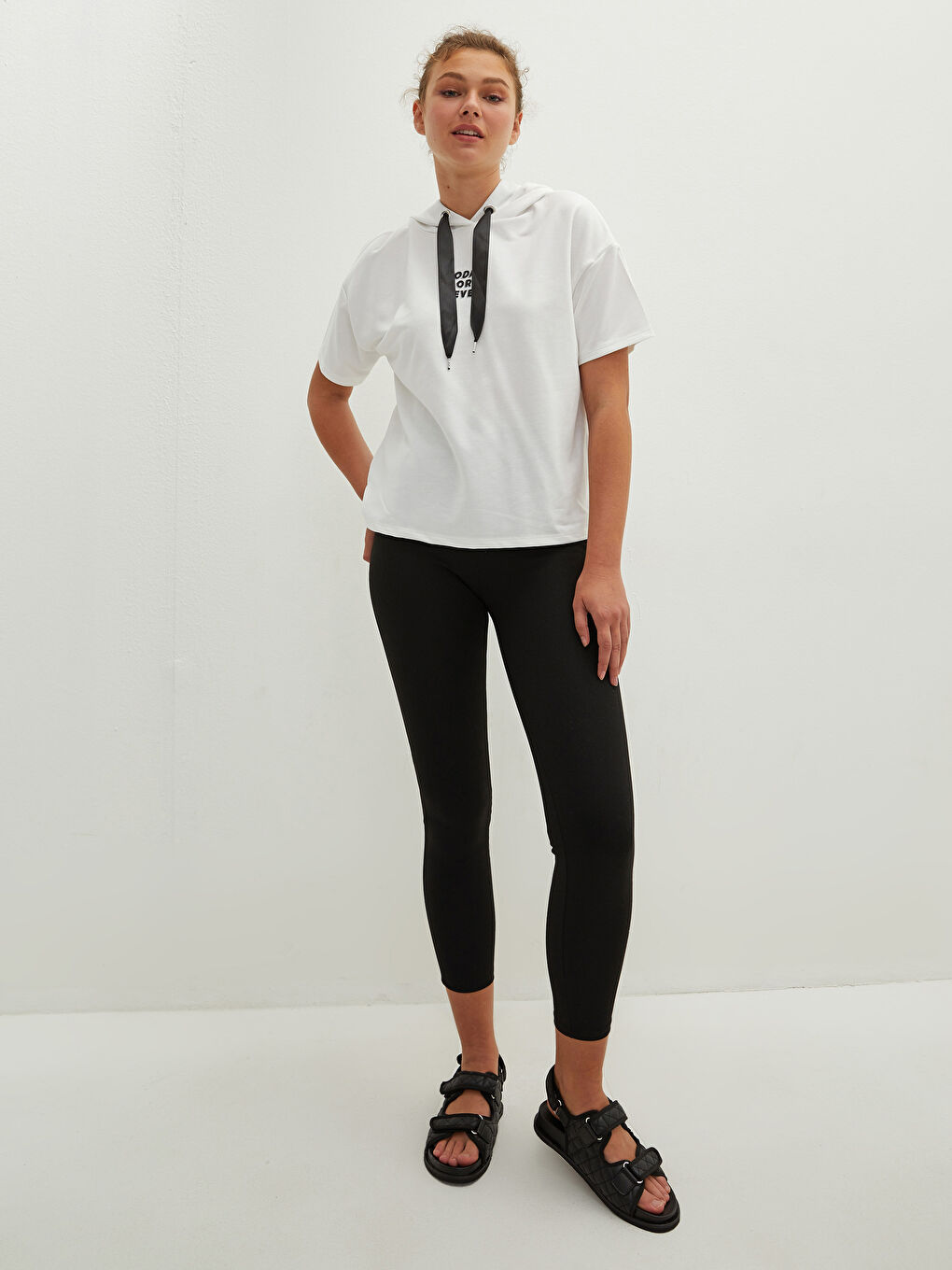 Beyaz Kapüşon Yaka Baskılı Kısa Kollu Kadın Sweatshirt-3