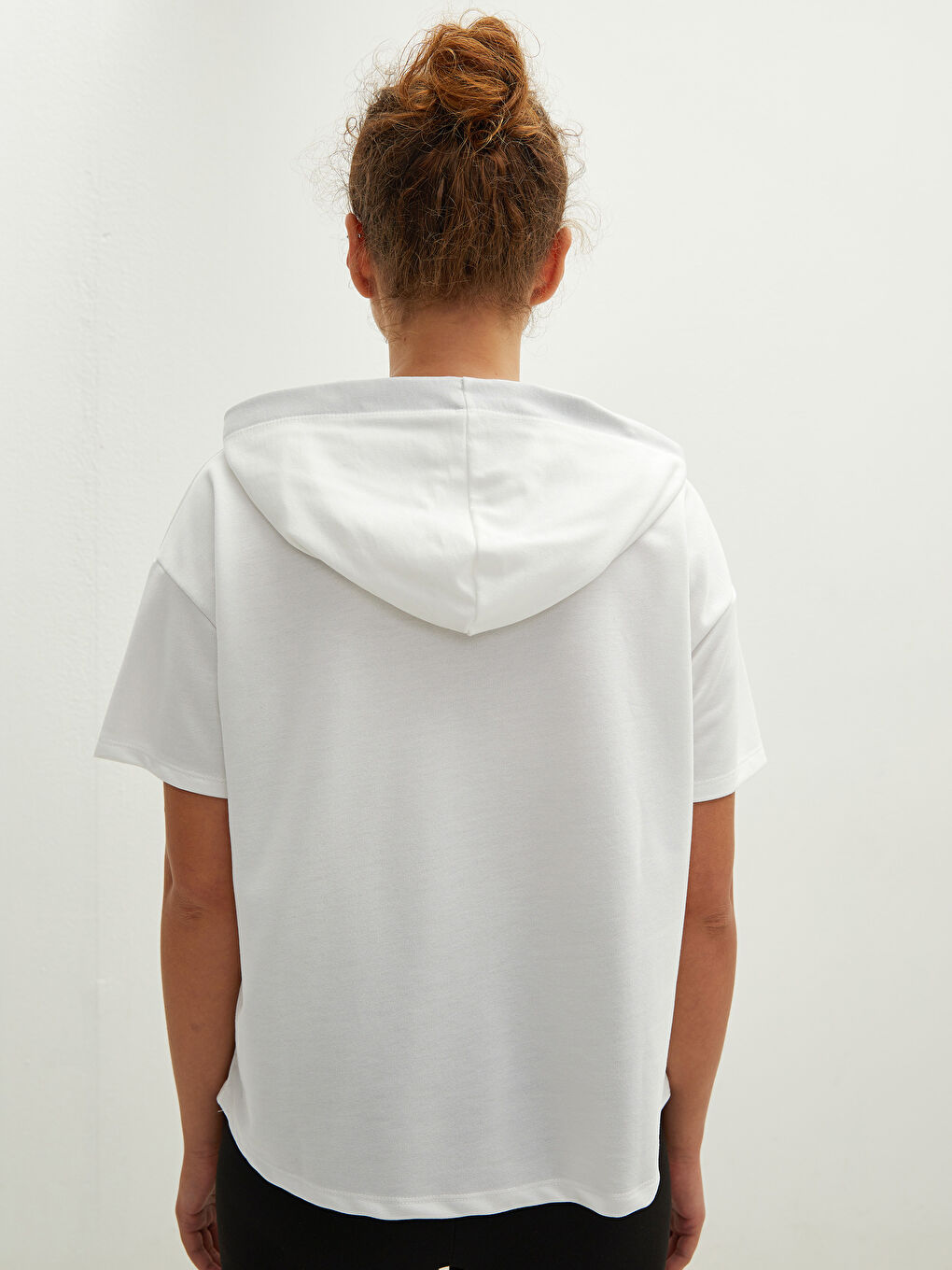 Beyaz Kapüşon Yaka Baskılı Kısa Kollu Kadın Sweatshirt-4