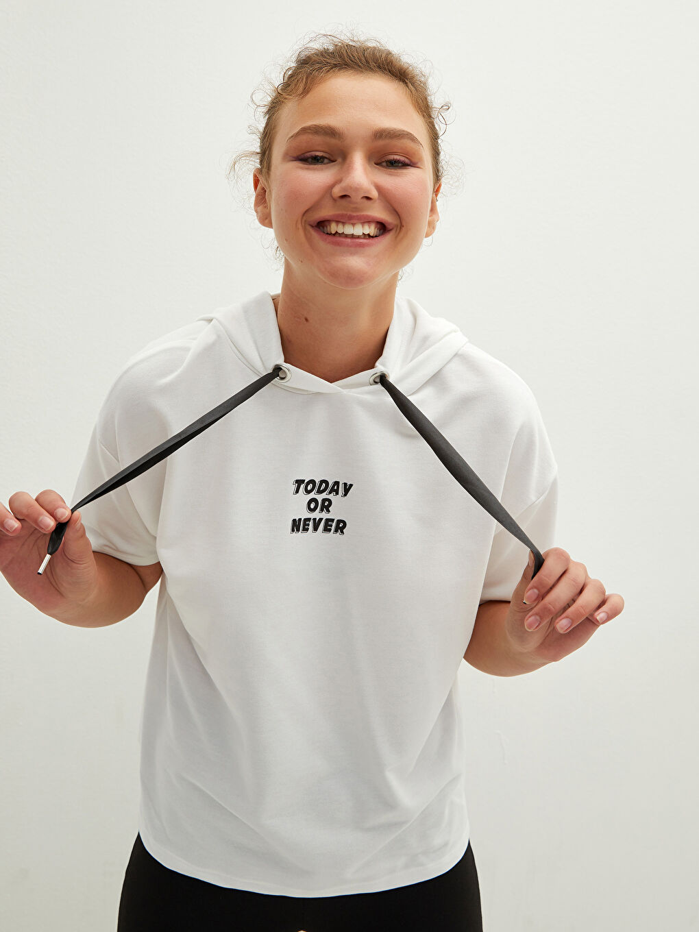 Beyaz Kapüşon Yaka Baskılı Kısa Kollu Kadın Sweatshirt-1