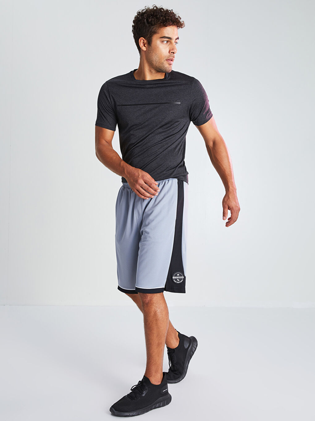 شورت رجالي بخصر مطاطي وقصة مريحة-3