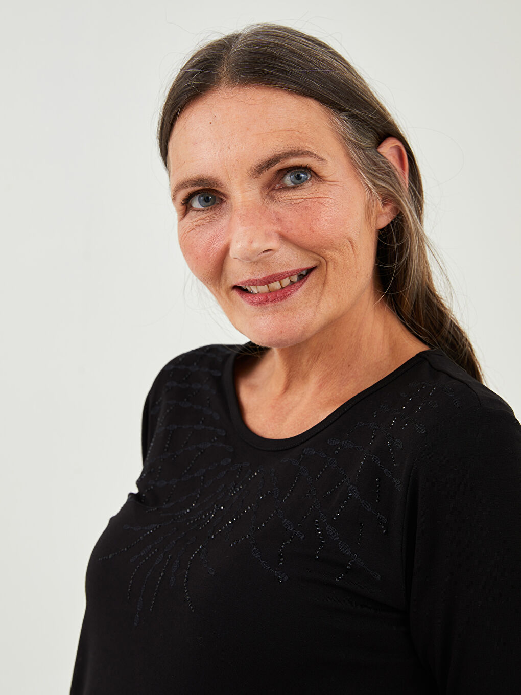 Siyah Bisiklet Yaka Uzun Kol Nakışlı Penye Tişört Kadın