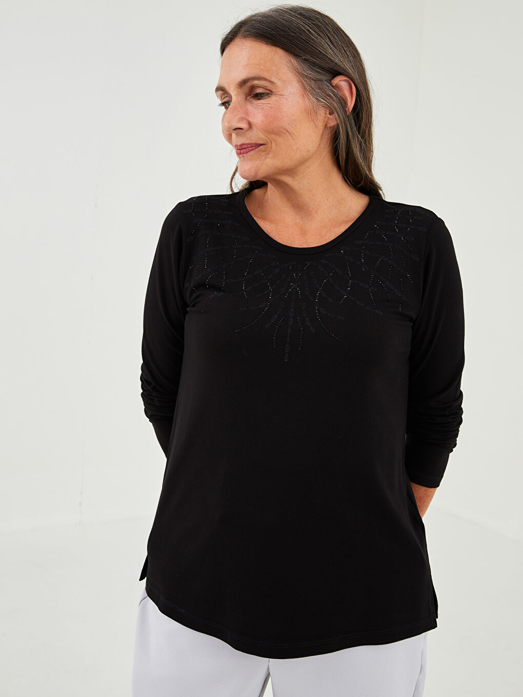 Siyah Bisiklet Yaka Uzun Kol Nakışlı Penye Tişört Kadın-2