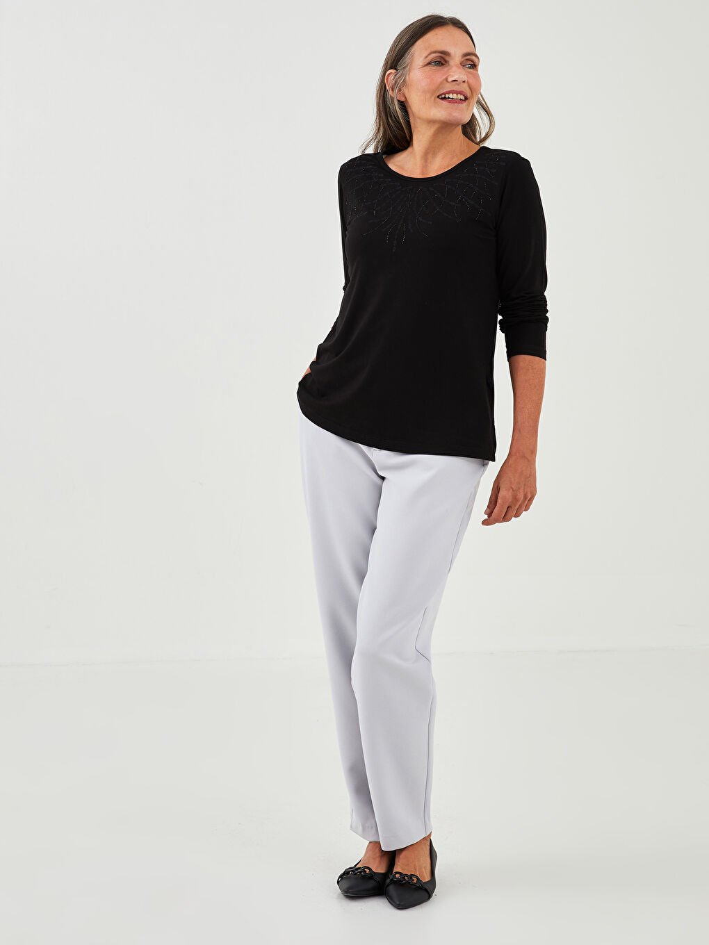 Siyah Bisiklet Yaka Uzun Kol Nakışlı Penye Tişört Kadın-3