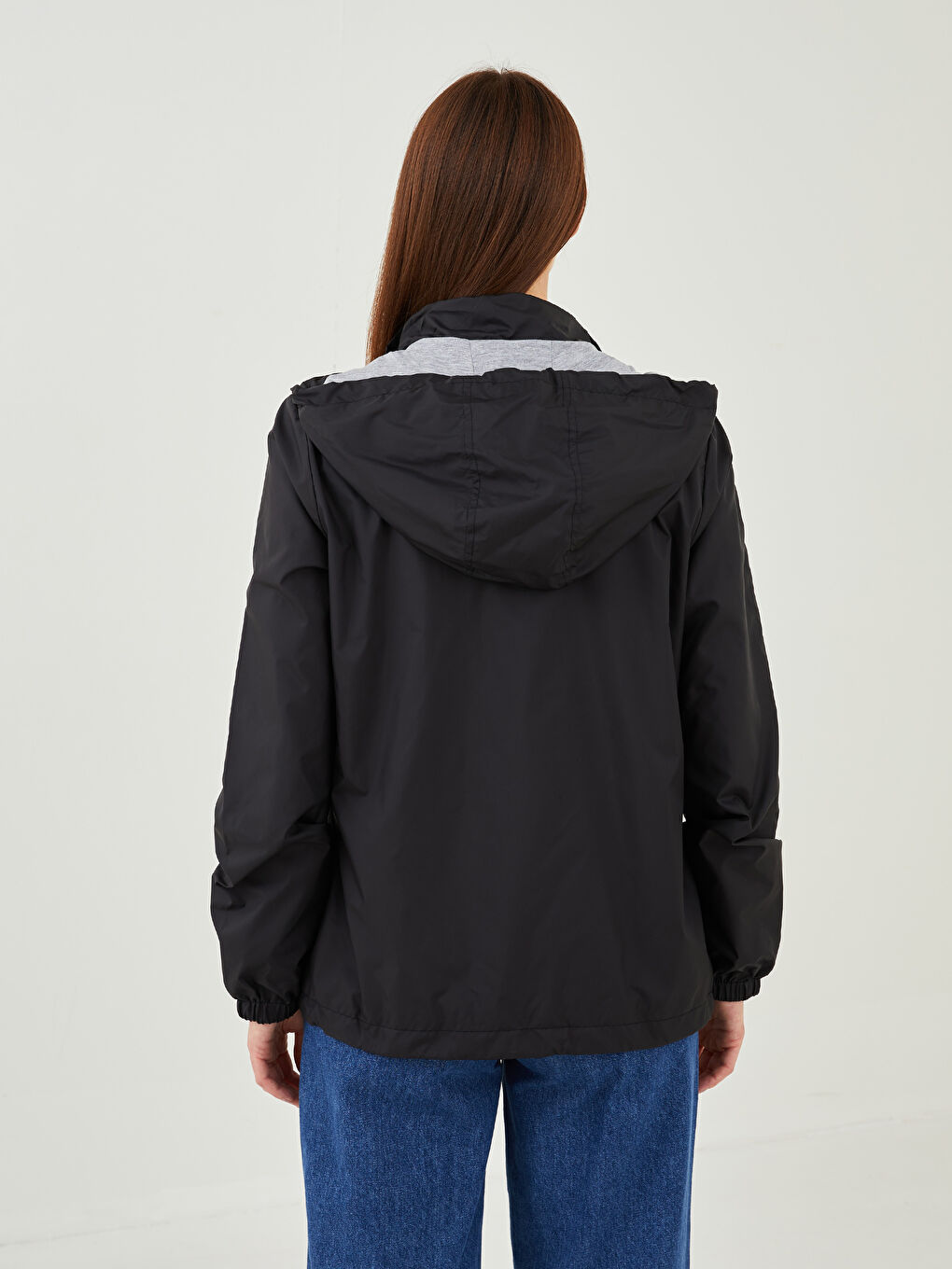 Siyah Kapüşonlu Düz Uzun Kollu Cep Detaylı Kadın Yağmurluk-5