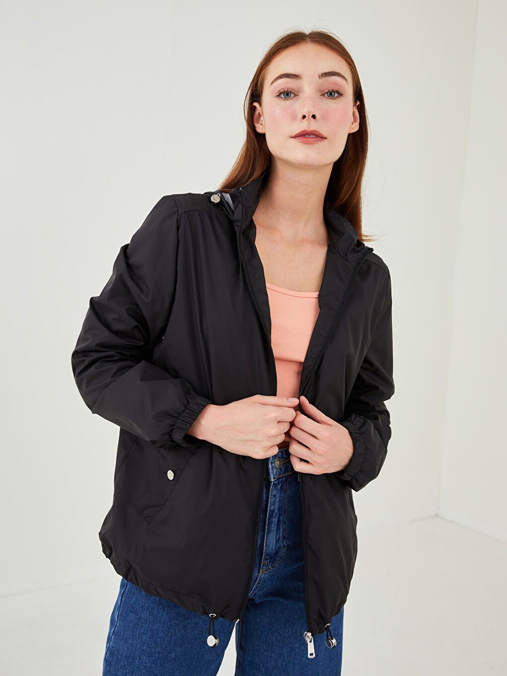 Siyah Kapüşonlu Düz Uzun Kollu Cep Detaylı Kadın Yağmurluk-2