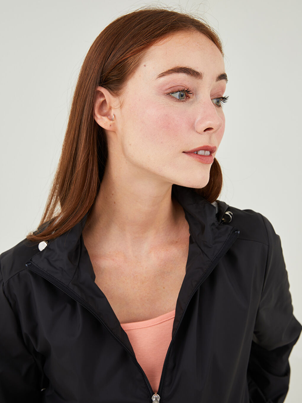 Siyah Kapüşonlu Düz Uzun Kollu Cep Detaylı Kadın Yağmurluk-3