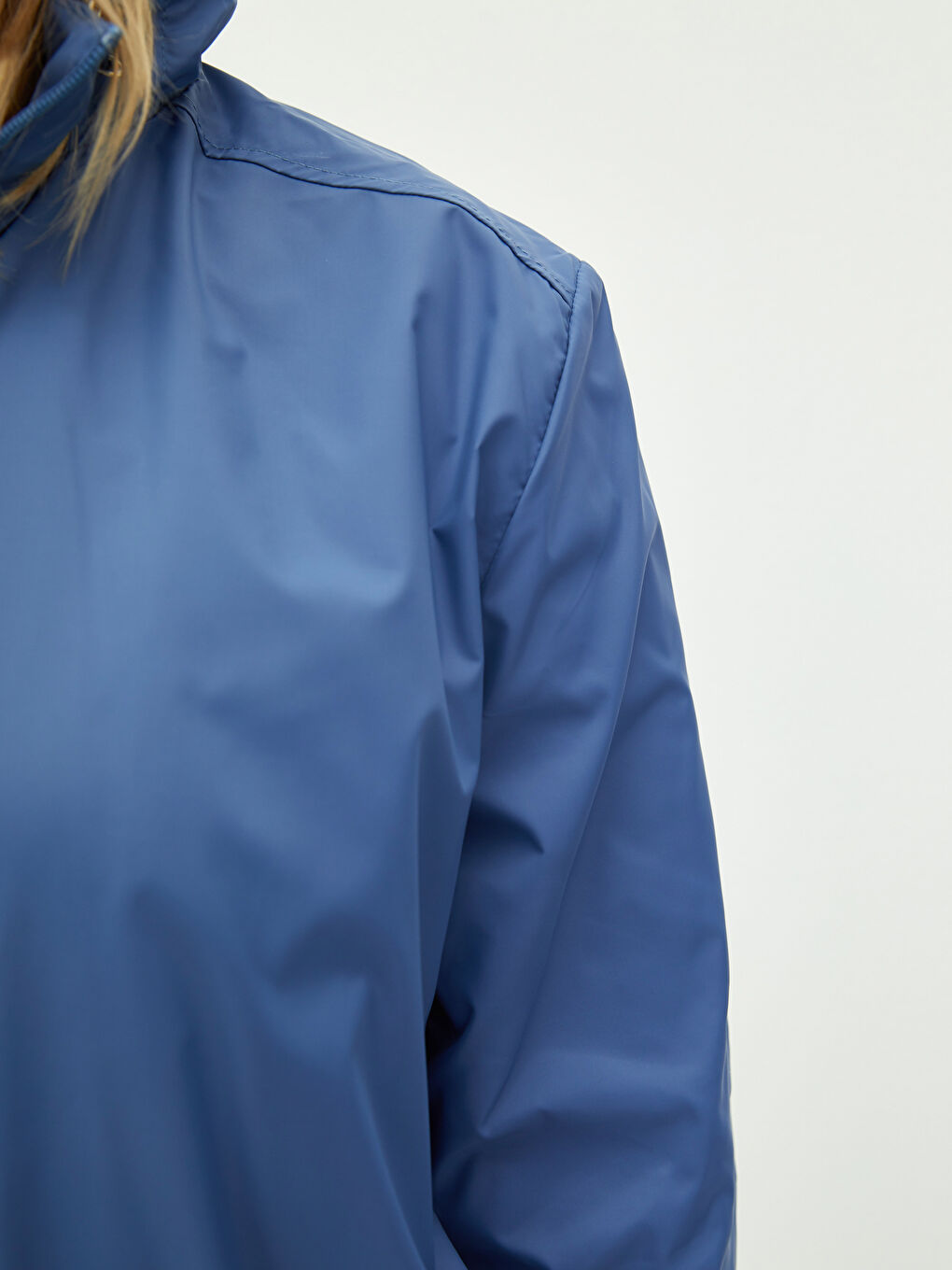 İndigo Kapüşonlu Düz Uzun Kollu Cep Detaylı Kadın Yağmurluk-12