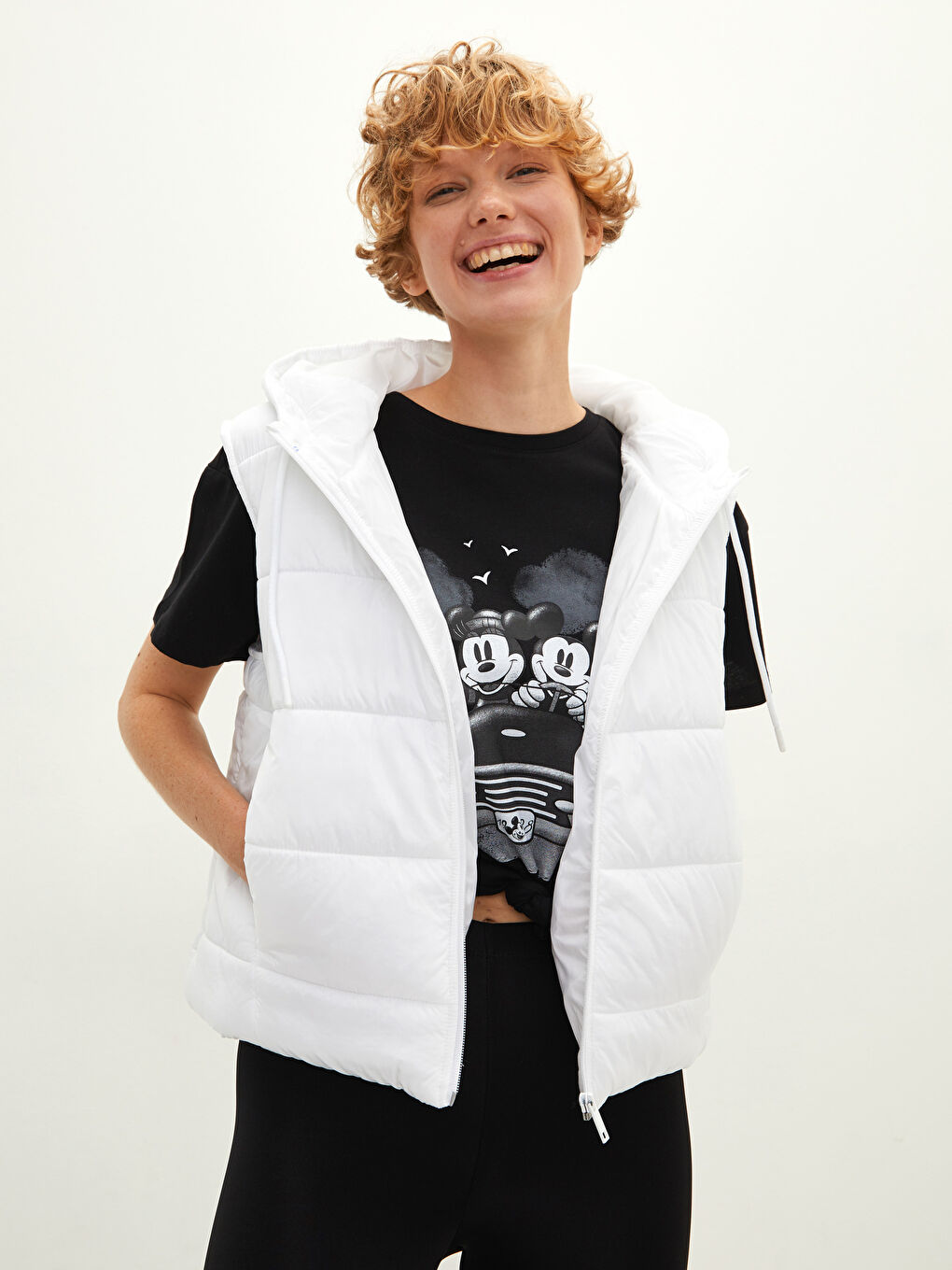 Beyaz Kapüşon Yaka Düz Cep Detaylı Kadın Yelek