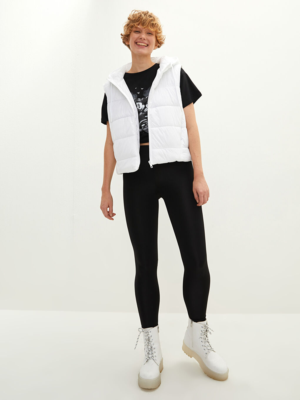 Beyaz Kapüşon Yaka Düz Cep Detaylı Kadın Yelek-2