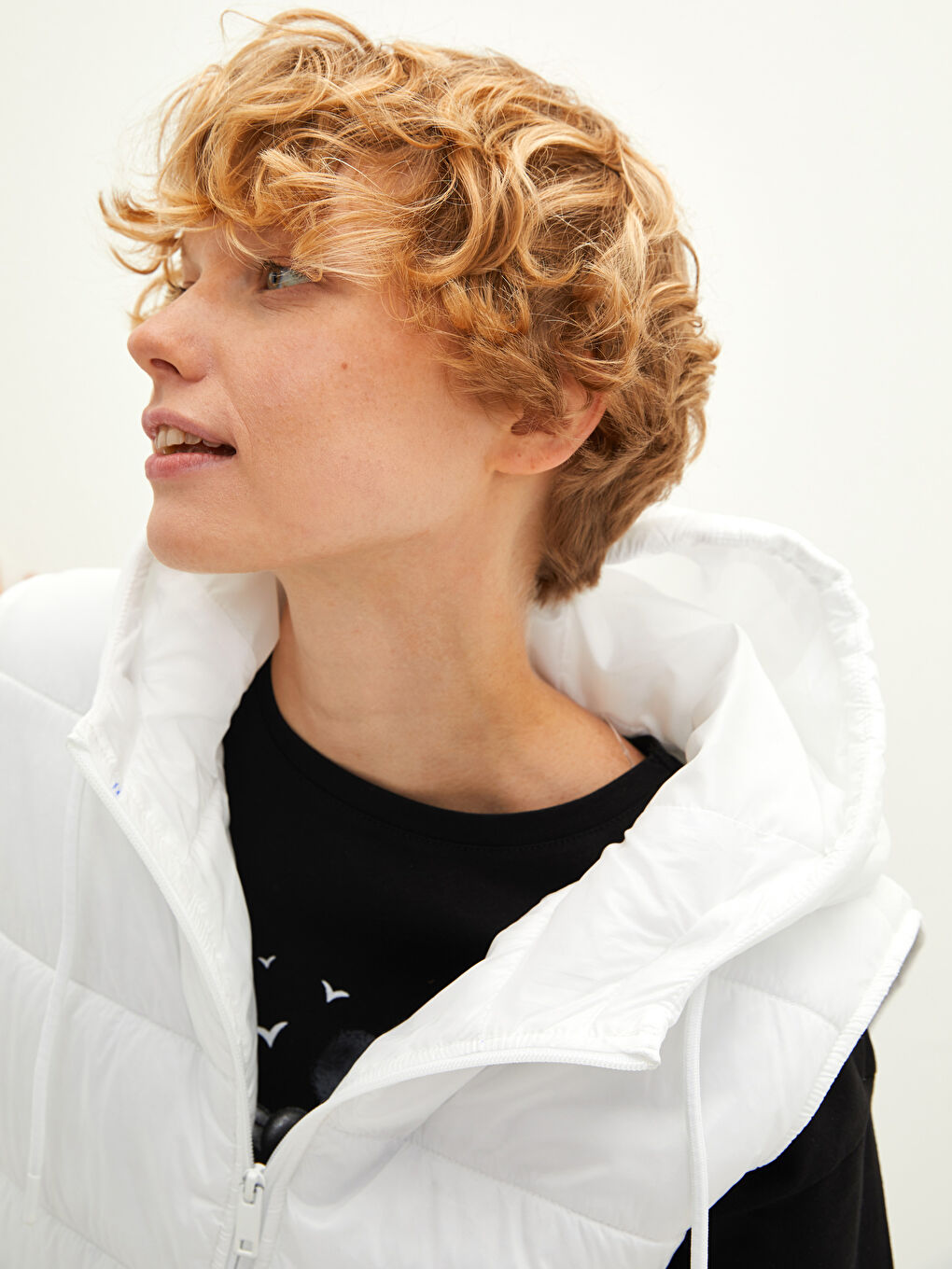 Beyaz Kapüşon Yaka Düz Cep Detaylı Kadın Yelek-3