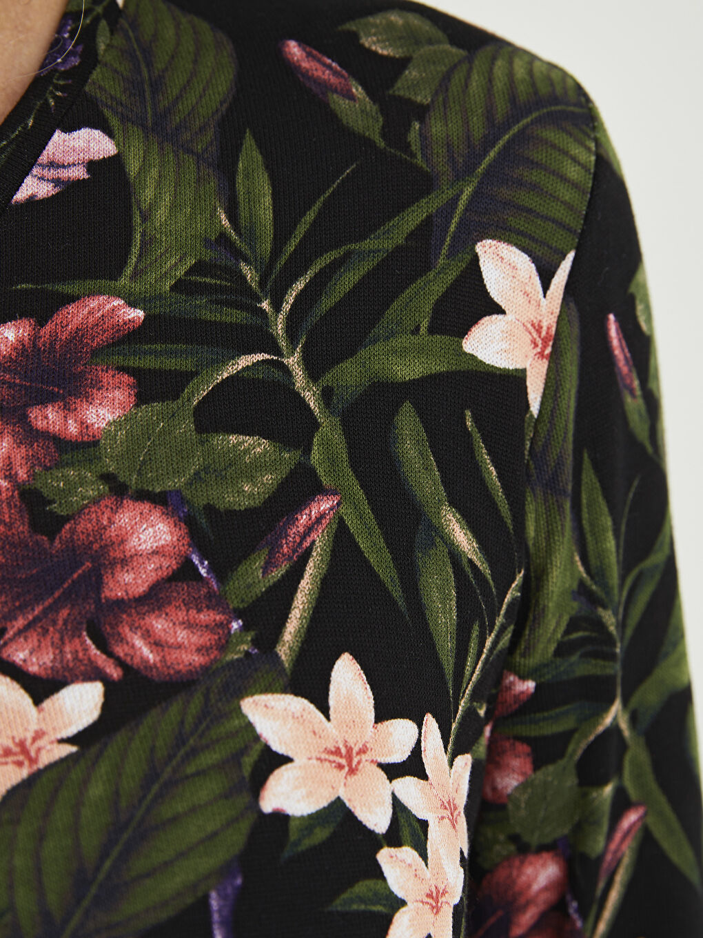 Karışık V Yaka Çiçekli Uzun Kollu Viskon Kadın Bluz-3