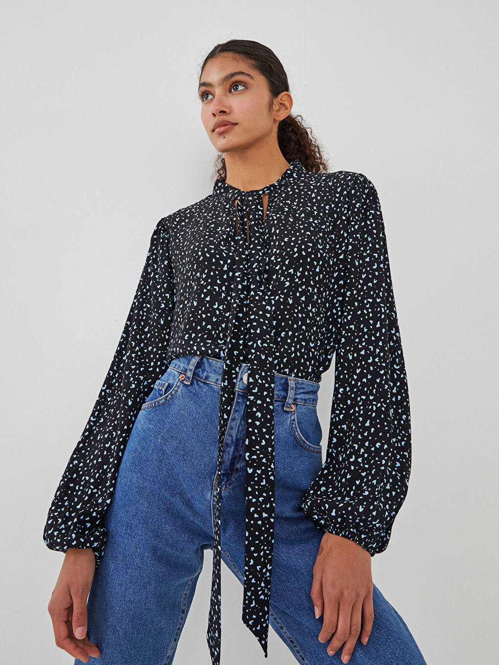 Siyah Bağlamalı Yaka Desenli Uzun Kollu Viskon Kadın Bluz-2