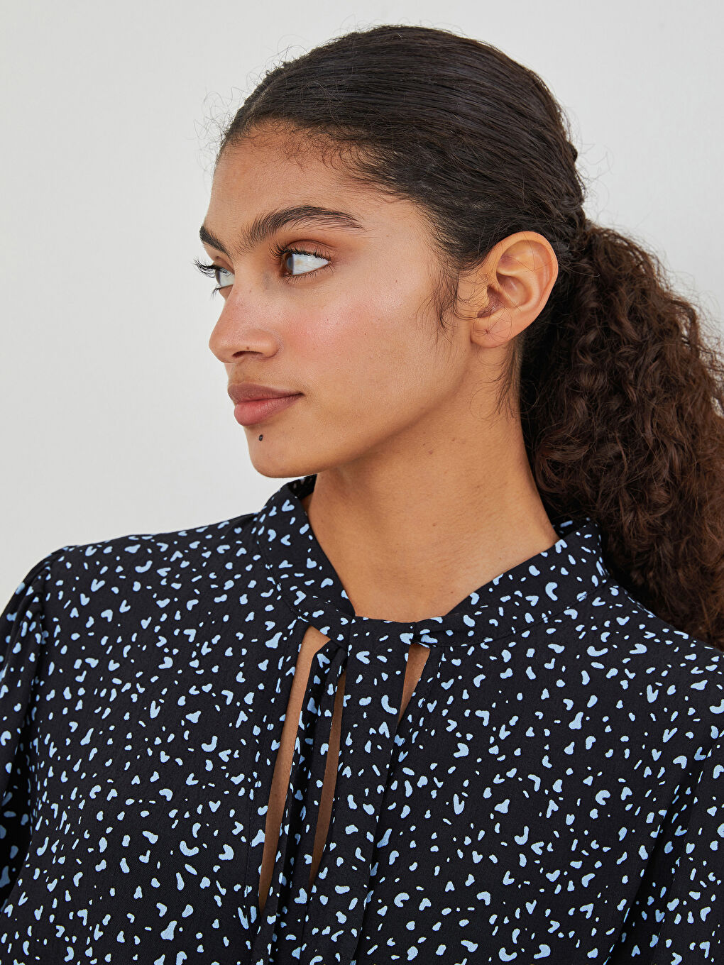 Siyah Bağlamalı Yaka Desenli Uzun Kollu Viskon Kadın Bluz-3